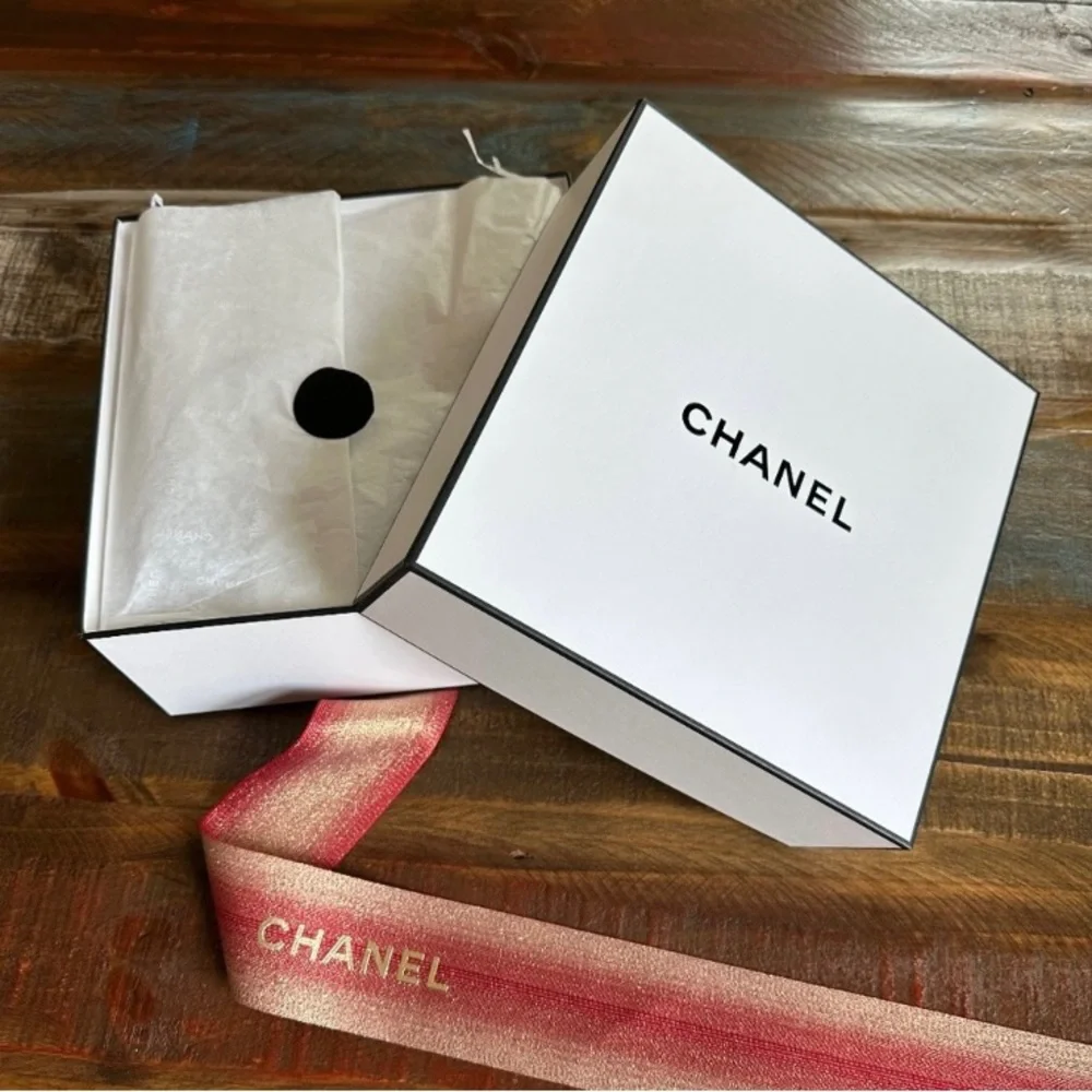 CHANNEL Box & Ribbon - Picture 9 of 9